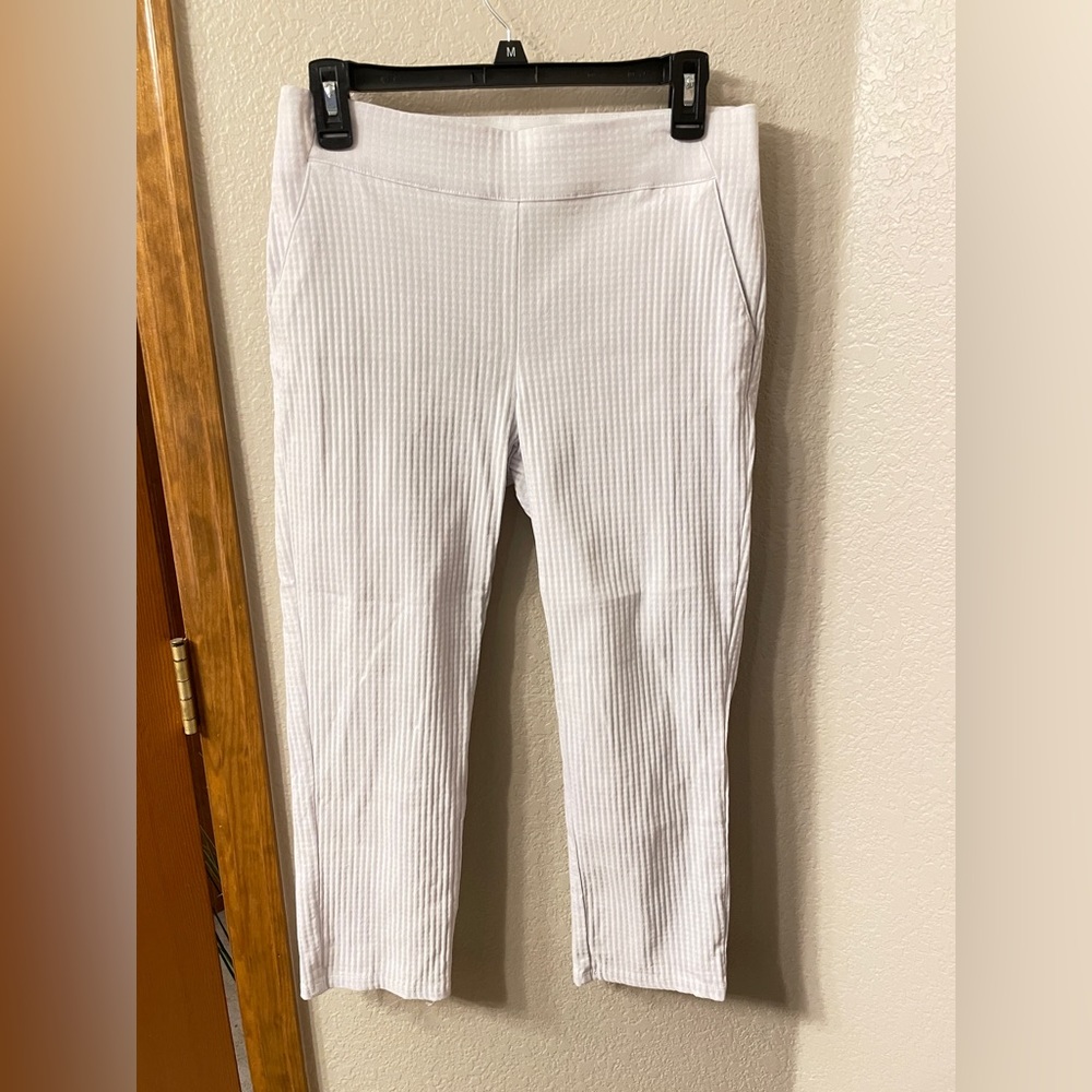 NWOT SIMPLY VERA WANG WHITE CAPRI PANTS- M